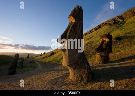 Riesige monolithische steinernen Moai Statuen am Rano Raraku, Rapa Nui (Osterinsel), UNESCO-Weltkulturerbe, Chile, Südamerika Stockfoto