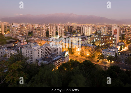 Skyline der Stadt und die Anden bei Dämmerung, Santiago, Chile, Südamerika Stockfoto