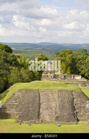 Blick vom 130ft, die hohe El Castillo an die Maya Xunantunich, San Ignacio, Belize, Mittelamerika Ruinen Stockfoto