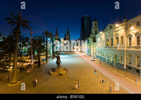 Erhöhte Abenddämmerung Blick über die Plaza de Armas Catedral de Santiago, Santiago, Chile, Südamerika Stockfoto