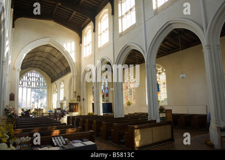 im Inneren der Pfarrkirche St Marys in Cavendish, Suffolk, UK Stockfoto