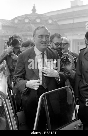 Konferenz für junge konservative in Eastbourne. Willie Whitelaw kommt an die Konferenz mit ihm ist Robert MacKenzie. Februar 1975 7 Stockfoto