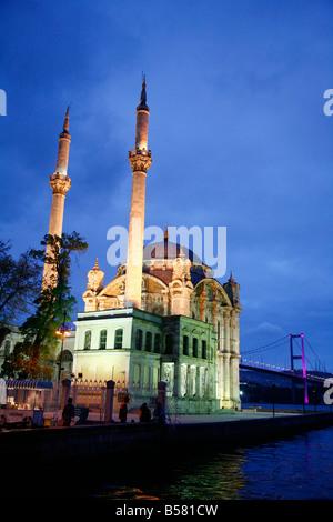 Ortakoy Mecidiye-Moschee und die Bosporus-Brücke, Istanbul, Türkei, Europa Stockfoto
