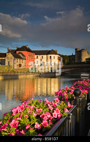 John's Quay und Fluss Nore, Kilkenny Stadt, Grafschaft Kilkenny, Leinster, Irland, Europa Stockfoto