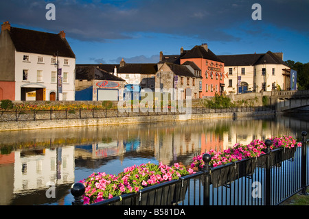 John's Quay und Fluss Nore, Kilkenny Stadt, Grafschaft Kilkenny, Leinster, Irland, Europa Stockfoto