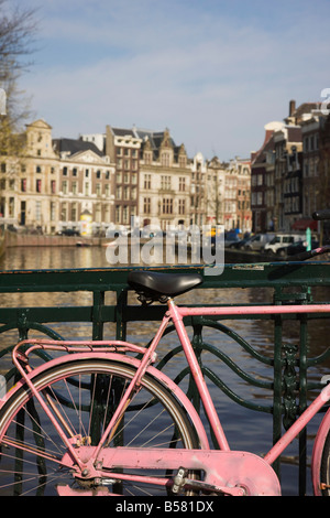 Alten rosa Fahrrad durch die Herengracht Kanal, Amsterdam, Niederlande, Europa Stockfoto