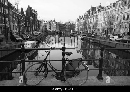 Schwarz / weiß Imge von einem alten Fahrrad durch die Singel Kanal, Amsterdam, Niederlande, Europa Stockfoto