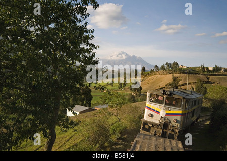 Bus und berühmten El Nariz del Diablo Zug auf dem Weg nach Riobamba mit Vulkan Chimborazo, Riobamba, Provinz Chimborazo in Ecuador Stockfoto