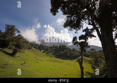 Rauch steigt aus dem aktiven Krater des Vulkan Tungurahua, der nahe gelegenen Stadt von Banos, Provinz Ambato, Ecuador bedroht Stockfoto