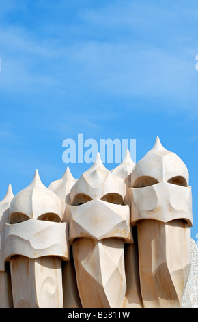 Krieger wie Schornsteine auf Terrasse Dach der Casa Mila La Pedrera Gebäude entworfen von Antoni Gaudi Barcelona Katalonien Spanien Stockfoto