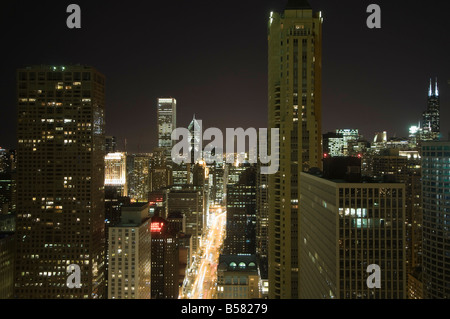 Nachtaufnahme von der Magnificent Mile, genommen vom Hancock Building, Chicago, Illinois, Vereinigte Staaten von Amerika, Nordamerika Stockfoto