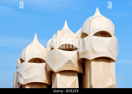 Krieger wie Schornsteine auf Terrasse Dach der Casa Mila La Pedrera Gebäude entworfen von Antoni Gaudi Barcelona Katalonien Spanien Stockfoto