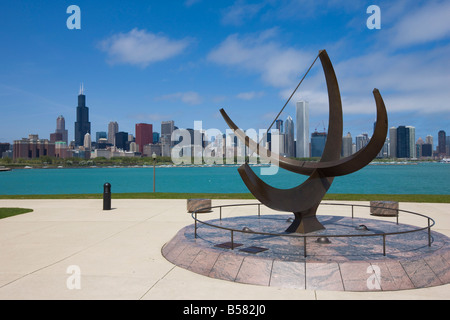 Sonnenuhr Bildhauerei an der Adler-Planetarium und Stadt Skyline, Chicago, Illinois, Vereinigte Staaten von Amerika, Nordamerika Stockfoto