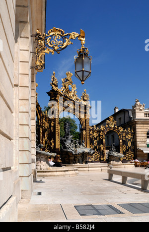 Vergoldeten schmiedeeisernen Toren, Licht und Brunnen von Jean Lamour, Place Stanislas, UNESCO-Weltkulturerbe, Nancy Stockfoto