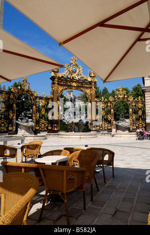 Restaurant und vergoldeten schmiedeeisernen Toren von Jean Lamor, Place Stanislas, UNESCO-Weltkulturerbe, Nancy, Lothringen, Frankreich Stockfoto