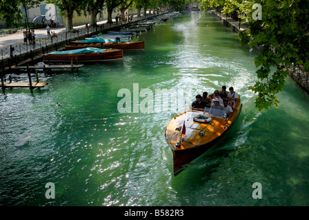 Motorboot, Canal du Vasse vom Pont des Amours, Annecy, Rhone-Alpes, Frankreich, Europa Stockfoto