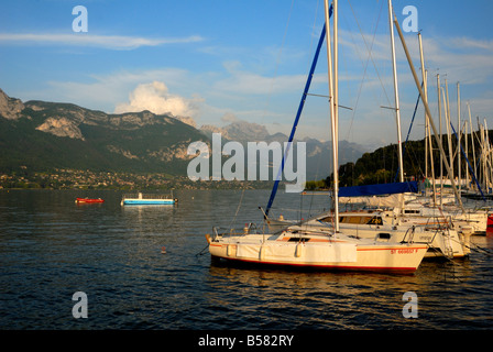 Segelyacht im Abendlicht, vor Anker am Lac d ' Annecy, Rhone-Alpes, Frankreich Stockfoto