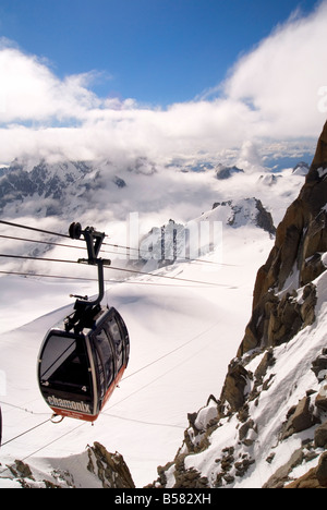 Seilbahn nähert sich Gipfel der Aiguille du Midi Chamonix-Mont-Blanc, Französische Alpen, Frankreich Stockfoto