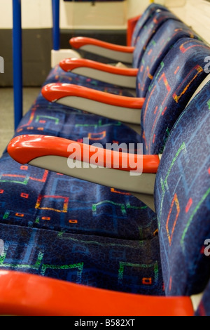 Leere Sitze auf die Londoner u-Bahn Stockfoto