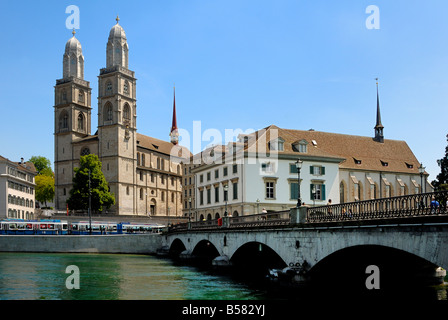 Grossmünster Kirche und Münster Brücke über den Fluss Limmat, Zürich, Schweiz, Europa Stockfoto