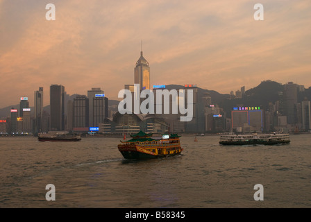 Einen chinesischen Stil touristischen Boot segelt in Victoria Harbour, Hongkong, China, Asien Stockfoto