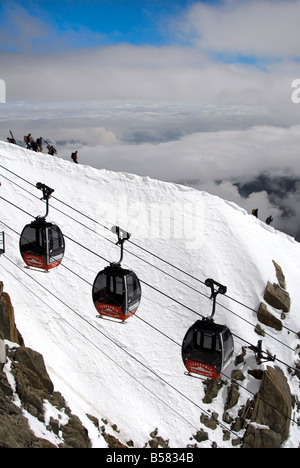 Seilbahn Aiguille du Midi nähert sich Gipfel, Chamonix-Mont-Blanc, Französische Alpen, Frankreich, Europa Stockfoto