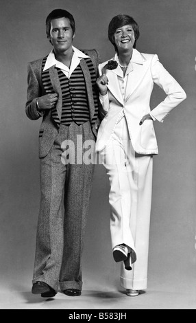 Sängerin Cilla Black, im London Palladium am Donnerstag eröffnet der tragen einen weißen Hosenanzug von Tommy Nutter entworfen. Sie ist mit Tommy Nutter abgebildet. September 1973 P003818 Stockfoto