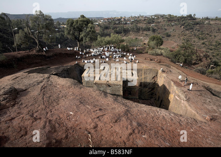 Sonntagsmesse gefeiert an die Felsen gehauene Kirche von Bet Giyorgis (St. Georg), in Lalibela, UNESCO-Weltkulturerbe, Äthiopien Stockfoto