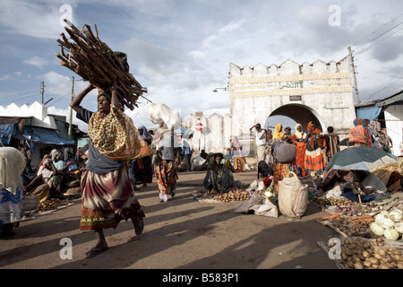 Der Markt am Eingang der Shoa-Tor, eines der sechs Tore in der Stadtmauer von Harar, Äthiopien, Afrika Stockfoto