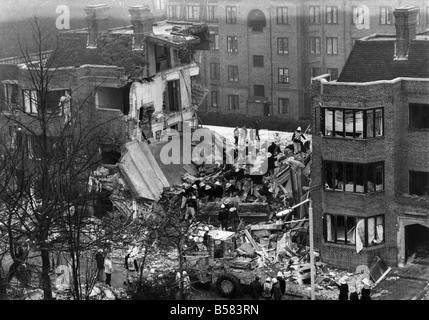 Putney Gasexplosion: Acht Menschen sterben bei einer Gasexplosion in London gestern Morgen. Sieben weitere Menschen wurden verletzt in der Explosion, die einen Block von Wohnungen drei Stockwerke hoch, in Putney zerstört. Die Explosion wird geglaubt, durch ein Netz-Gas-Leck verursacht durch die jüngsten Kälte gewesen zu sein. November 1985 P004456 Stockfoto