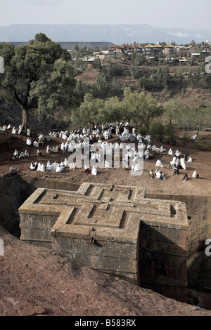 Sonntagsmesse gefeiert an die Felsen gehauene Kirche von Bet Giyorgis (St. Georg), in Lalibela, UNESCO-Weltkulturerbe, Äthiopien Stockfoto