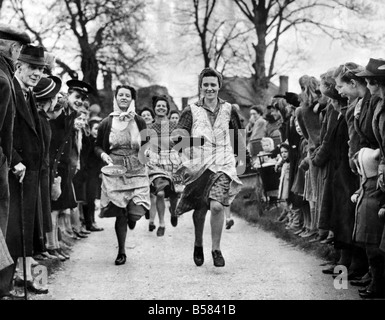 Eine Wiederbelebung der eine hundert Jahre alte Sitte fand in Olney. Dollar. Heute als Hausfrauen in der traditionellen Fastnacht-Rennen teilnahm. Ab der Pfarrkirche zu Pumpen auf dem Stadtplatz der Wettbewerber musste eine Viertelmeile in die Pfarrkirche "Werfen" die Pfannkuchen auf dem Weg laufen. Die Belohnung für den Sieger war ein Kuss von Verger w.k. Mynard, Bellringer, wer das Rennen gestartet. Alle Teilnehmer und viele Hunderte von Städter, die das Rennen beobachtet wurden begrüßt der Pfarrer die Pastorin r.c. Collins und trat danach in einem kurzen Dienst in der Pfarrkirche Stockfoto