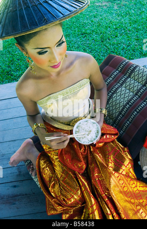 Mädchen in traditionellen Thai Kleidung Essen Reis, Phuket, Thailand, Südostasien, Asien Stockfoto