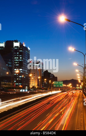 Auto Licht Wege und moderne Architektur auf eine Stadt Ringstraße, Peking, China, Asien Stockfoto