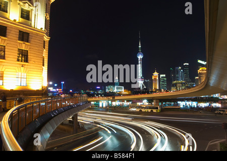 Auto leichte Wanderwege auf den Bund und den Oriental Pearl Tower beleuchtet in Pudong new Area, Shanghai, China, Asien Stockfoto