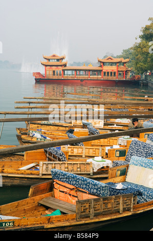 Boote auf dem Wasser des West Lake, Hangzhou, Zhejiang Provinz, China, Asien Stockfoto