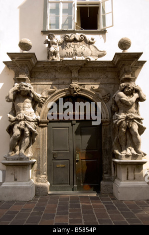 Bronzetür von der Kathedrale von St. Nikolaus, Ljubljana, Slowenien, Europa Stockfoto