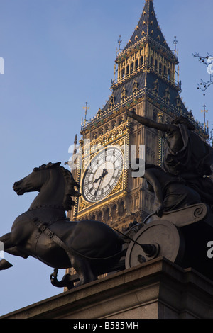 Big Ben, gesehen durch die Statue der Boudicca (Boadicea), Westminster, London, England, Vereinigtes Königreich, Europa Stockfoto