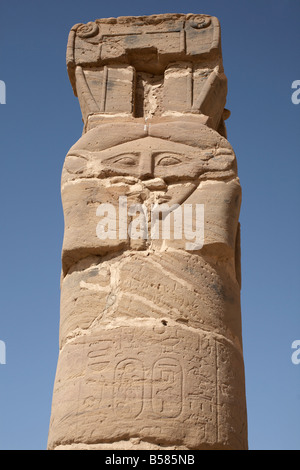 Eine geschnitzte Säule steht vor dem Eingang zum Tempel des Amun und der Heilige Berg des Jebel Barkal (Gebel Barkal), Karima, Sudan Stockfoto