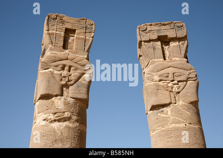 Geschnitzte Säulen stehen am Eingang zu dem Tempel des Amun und der Heilige Berg des Jebel Barkal (Gebel Barkal), Karima, Sudan Stockfoto