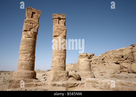 Geschnitzte Säulen stehen am Eingang zu dem Tempel des Amun und der Heilige Berg des Jebel Barkal, Karima, Sudan Stockfoto