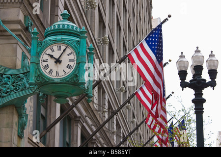 Die Marshall Field Building Uhr, jetzt Kaufhaus Macy's, Chicago, Illinois, Vereinigte Staaten von Amerika, Nordamerika Stockfoto