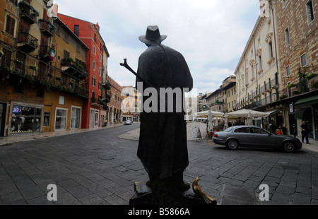 Silhouette einer Statue von Berto Barbarani auf der Piazza Delle Erbe, in Zentral-Verona, Italien Stockfoto