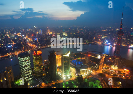 Beleuchtete Auto Lichtspuren auf den Bund und den Oriental Pearl Tower in Pudong new Area, Pudong, Shanghai, China, Asia Stockfoto