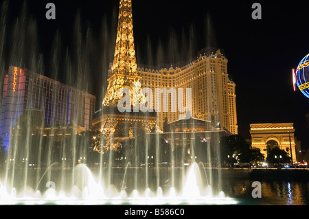 Hotel in Paris mit Mini-Eiffelturm gesehen durch den Springbrunnen des Bellagio Hotels bei Nacht, Las Vegas, Nevada Stockfoto