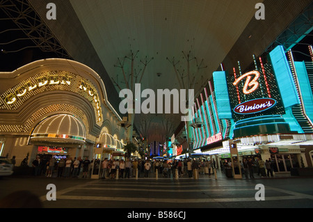Fremont Street, der ältere Teil des Las Vegas bei Nacht, Las Vegas, Nevada, Vereinigte Staaten von Amerika, Nordamerika Stockfoto