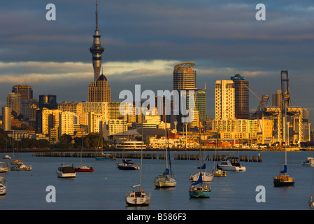 Okahu Bay Boot Hafen und die Skyline von Auckland, Nordinsel, Neuseeland, Pazifik Stockfoto