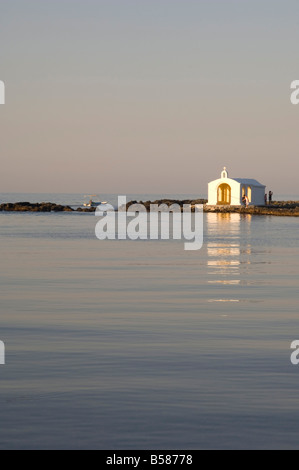 Ein kleiner weißen gewaschen Kirche am Ende des Kais im Dorf Yeoryioupolis in der Nähe von Chania auf der Nordküste von Kreta, Griechenland Stockfoto