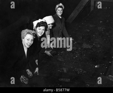 Astley grünes Zeche. Frauen Sreeners in Astley grün Grube Reinigung die Kohle der "Schmutz" wie es leitet sie auf einem Förderband an der Spitze der Grube. April 1951 P005127 Stockfoto