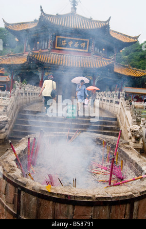 Räucherstäbchen brennen vor Yuantong Tempel, Kunming, Yunnan, China, Asien Stockfoto